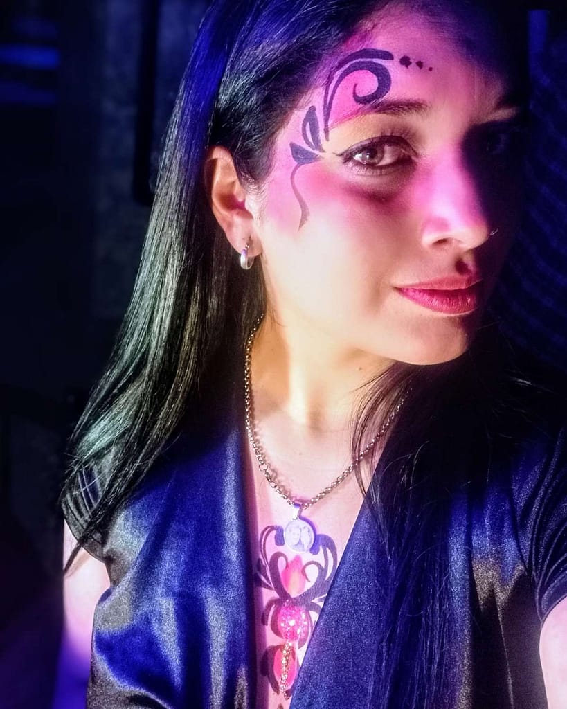 Maquillaje artístico abstracto para Eventos (rostro, pecho)