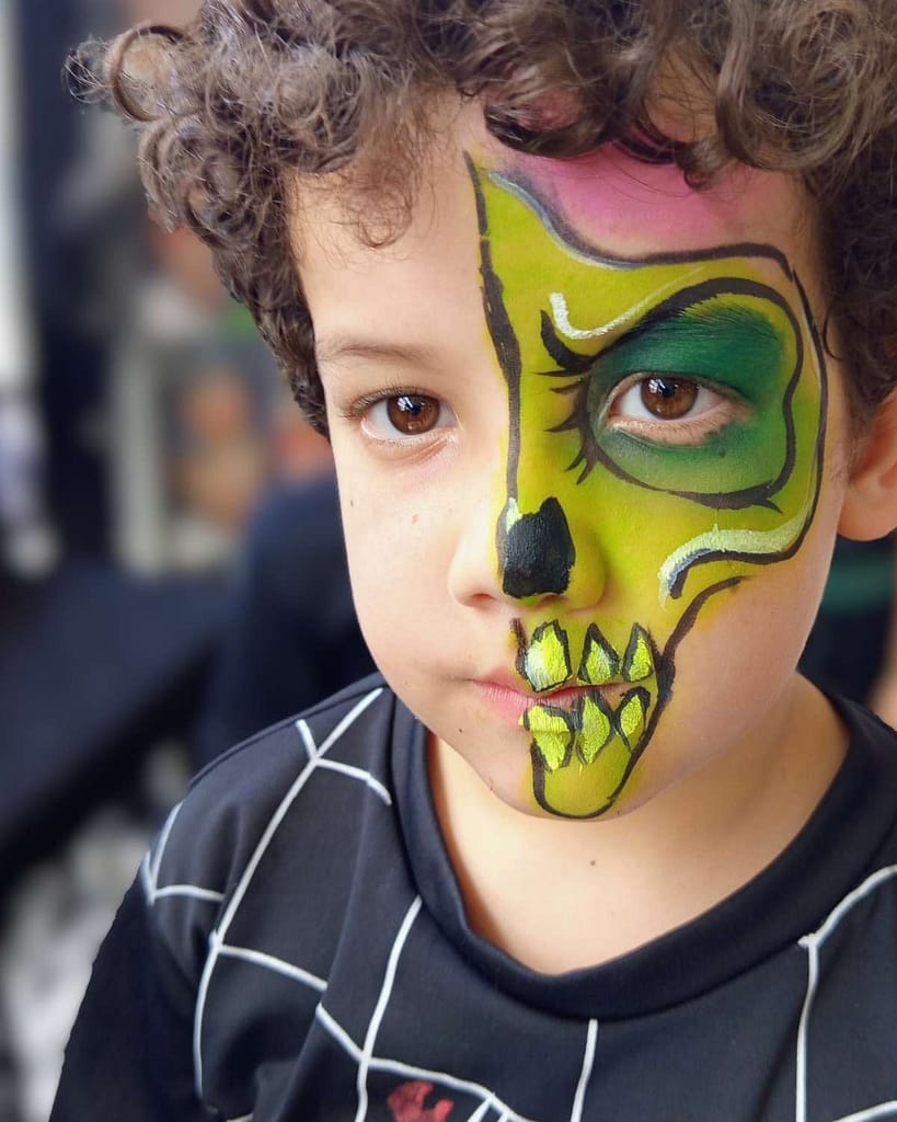 Maquillaje artístico infantil zombi