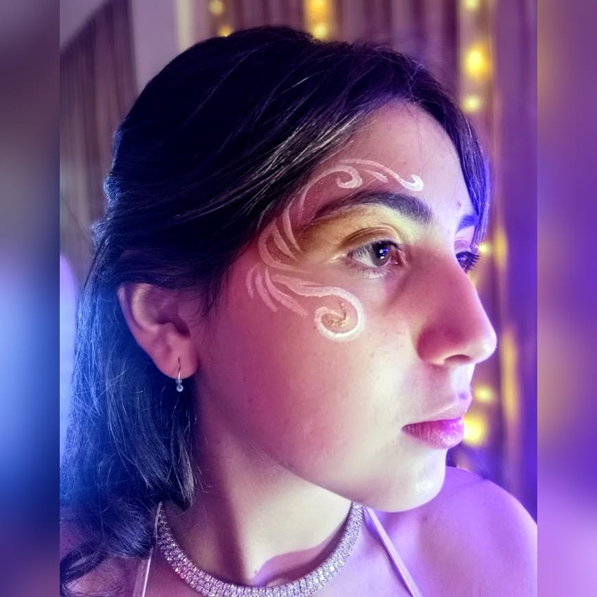 Joven maquillada para un evento, tipo Bar de Gliiter