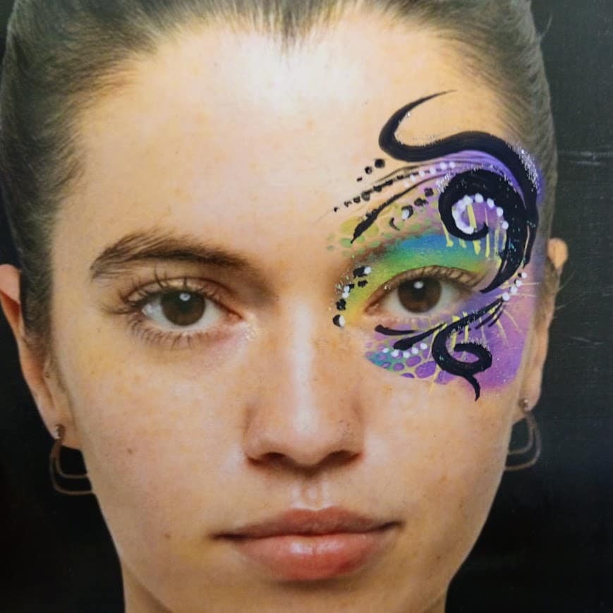 Joven con maquillaje artistica de evento