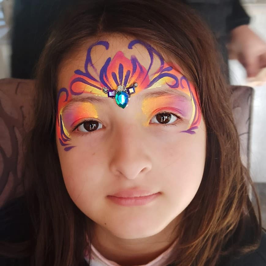 Niña con maquillaje de corona